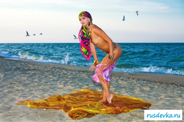 Устроила топлесс снимки на пляже