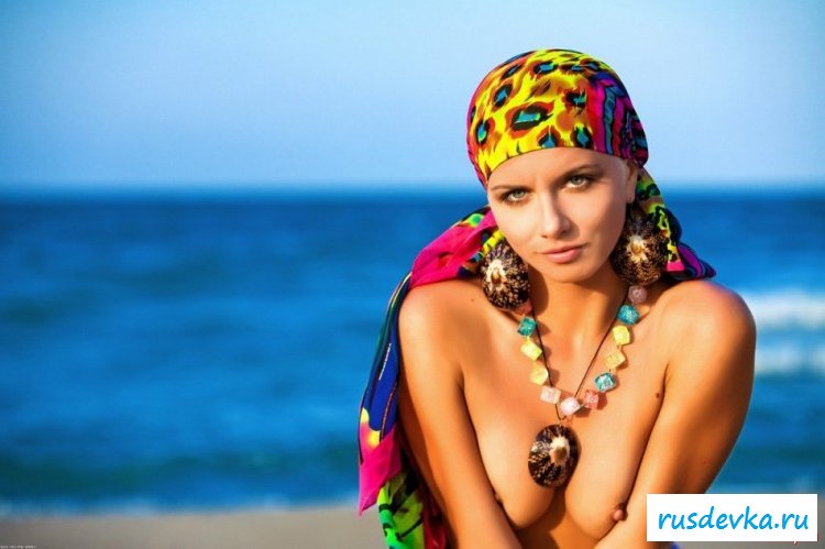 Устроила топлесс снимки на пляже