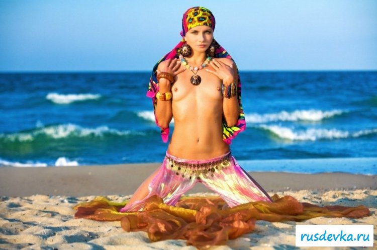 Устроила топлесс снимки на пляже