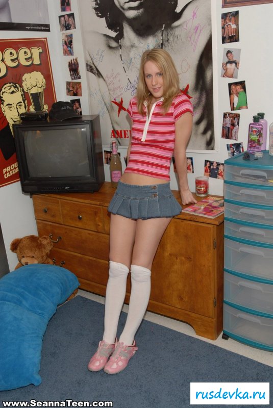 Милая малышка сверкает трусиками под юбкой