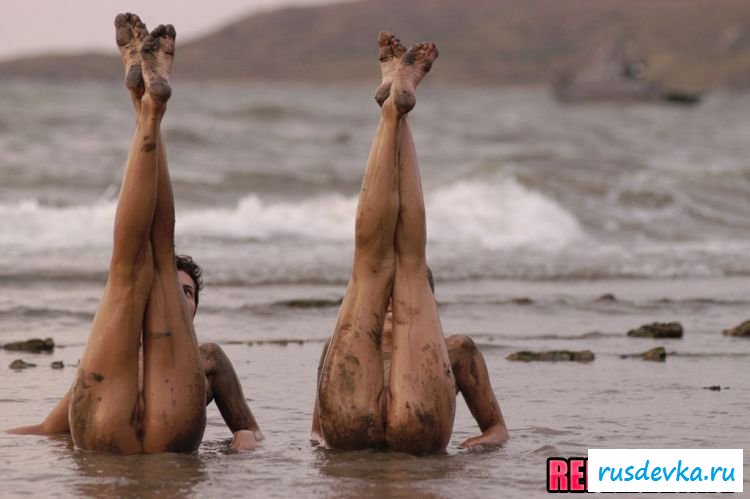 Две подружки резвятся на пляже