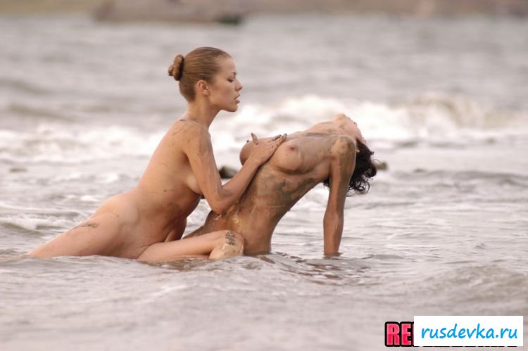 Две подружки резвятся на пляже