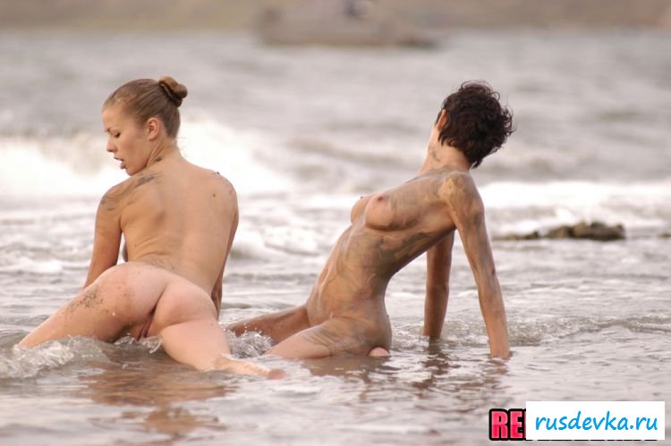 Две подружки резвятся на пляже