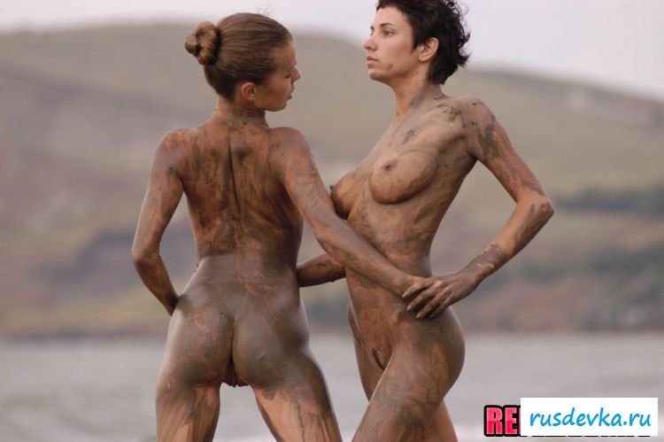 Две подружки резвятся на пляже