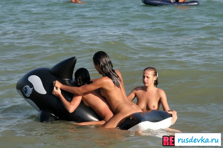 Подруги резвятся на море с надувным дельфином