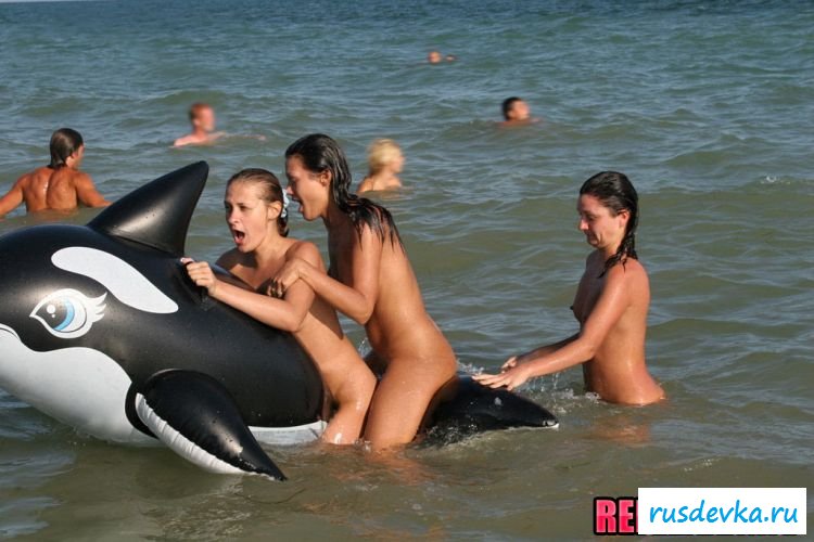 Подруги резвятся на море с надувным дельфином