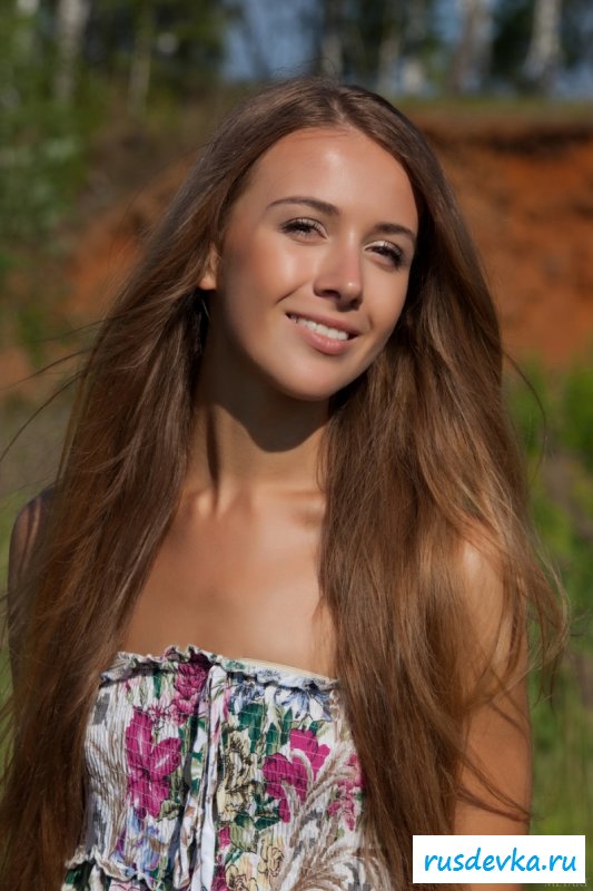 Худенькая милашка раздевается на природе