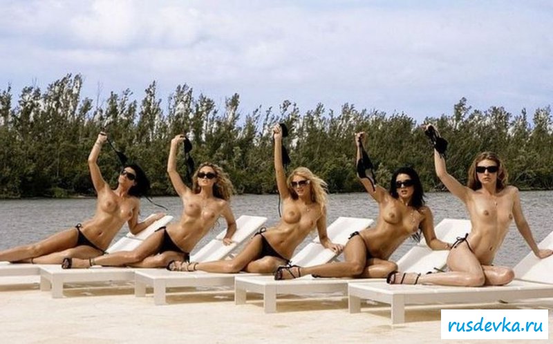 Девки устроили топлесс на море