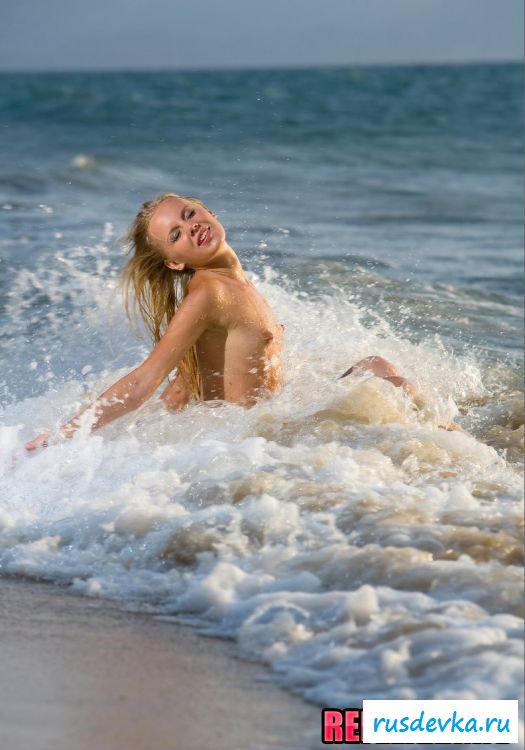 Худенькая блондинка на морском берегу