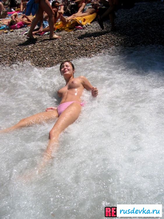 Откровенные снимки девушки на пляже