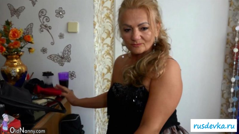 Голая бабушка с раздвинутыми ножками Голая бабушка с раздвинутыми ножками