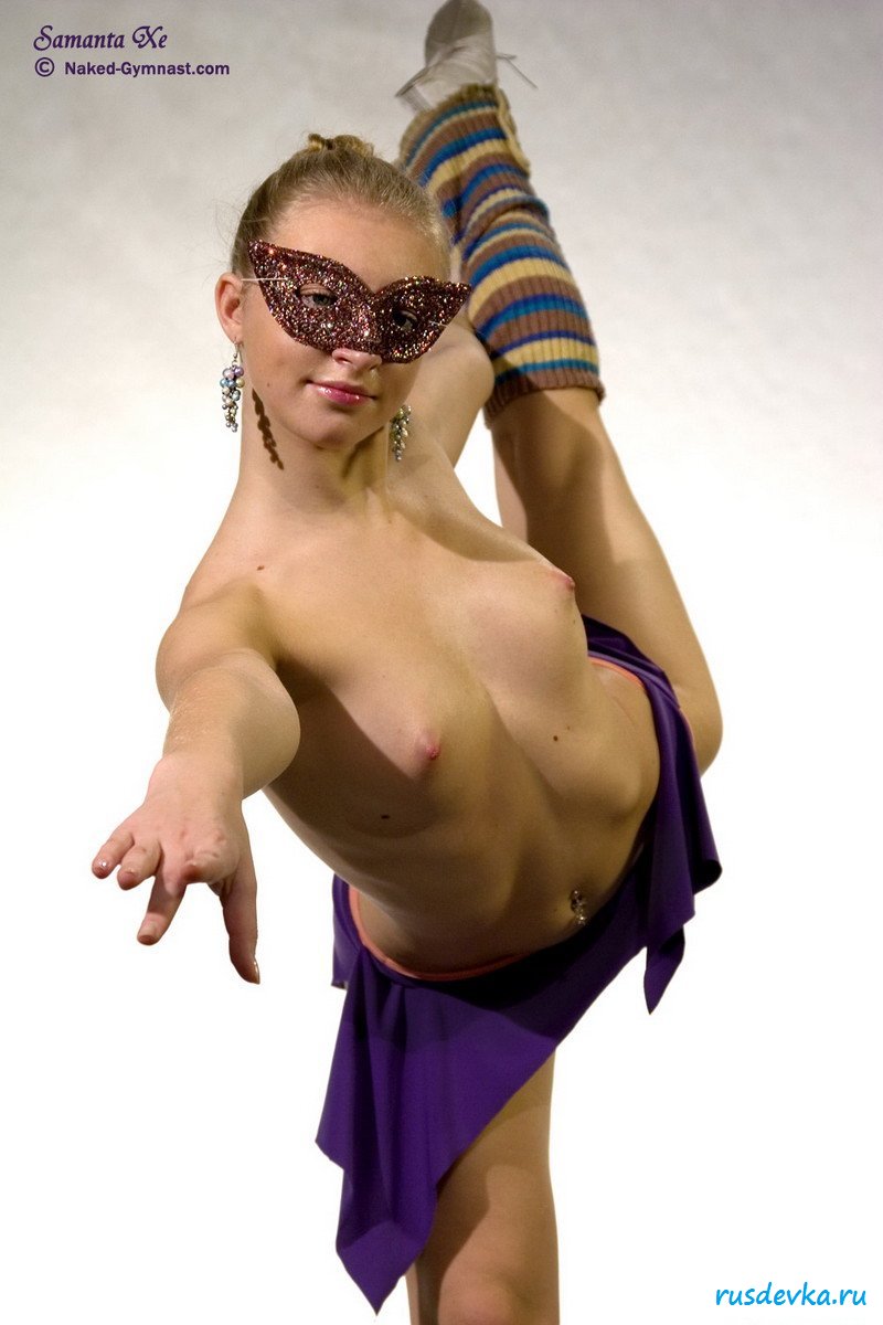 Пошлая гимнастка соблазнительно тренируется