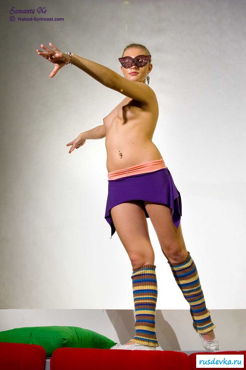 Пошлая гимнастка соблазнительно тренируется