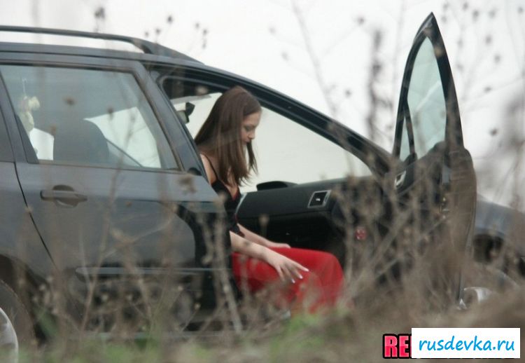 Переодевание голой девушки в авто
