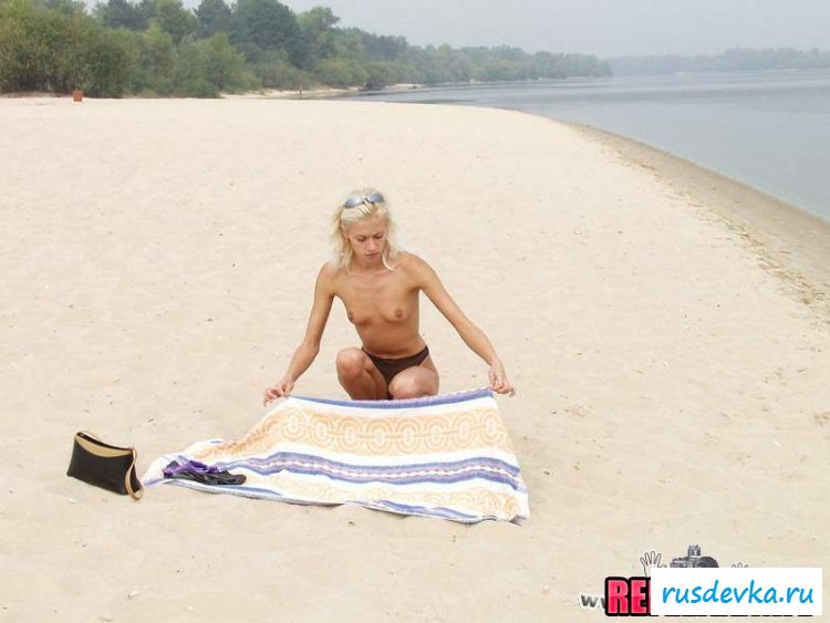 Отменная блондинка загорает голой на пляже