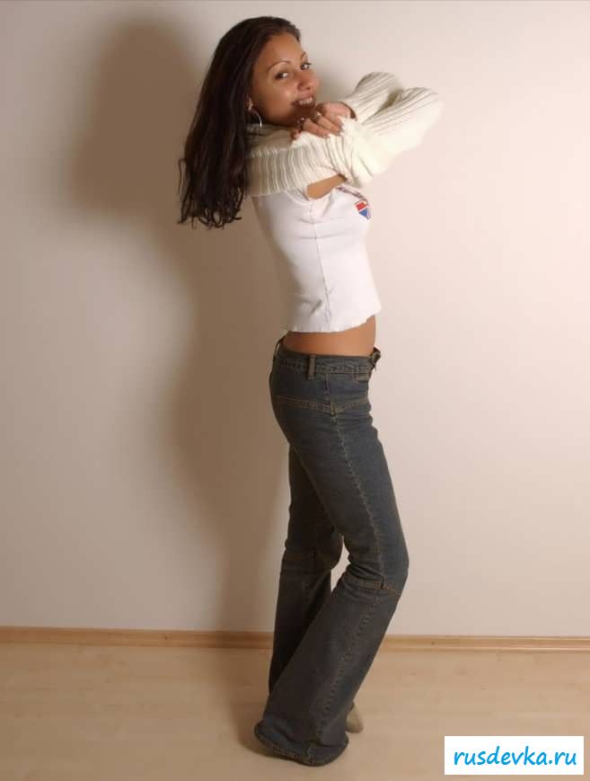 Раздетая испанка покажет прелести в студии (39 фото эротики)