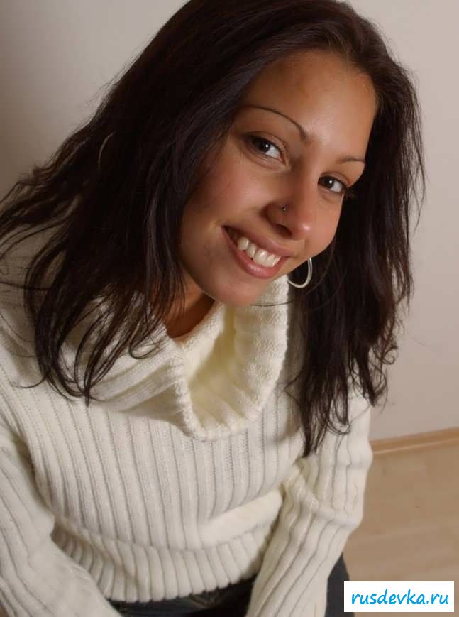 Раздетая испанка покажет прелести в студии (39 фото эротики)