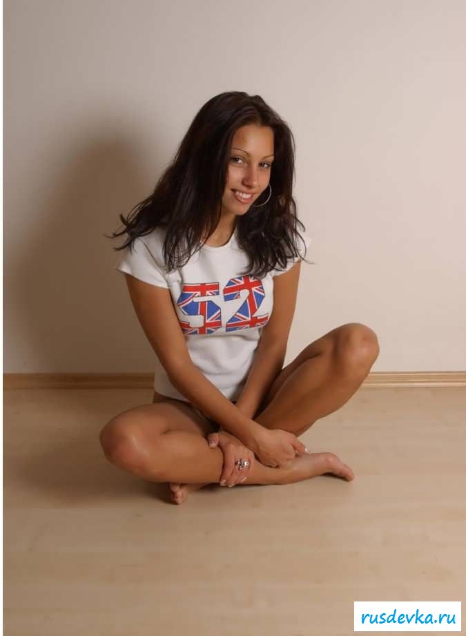 Раздетая испанка покажет прелести в студии (39 фото эротики)