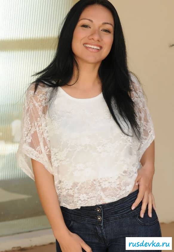 Голая испанка с мокрой пиздушкой на лестнице (15 фото эротики)