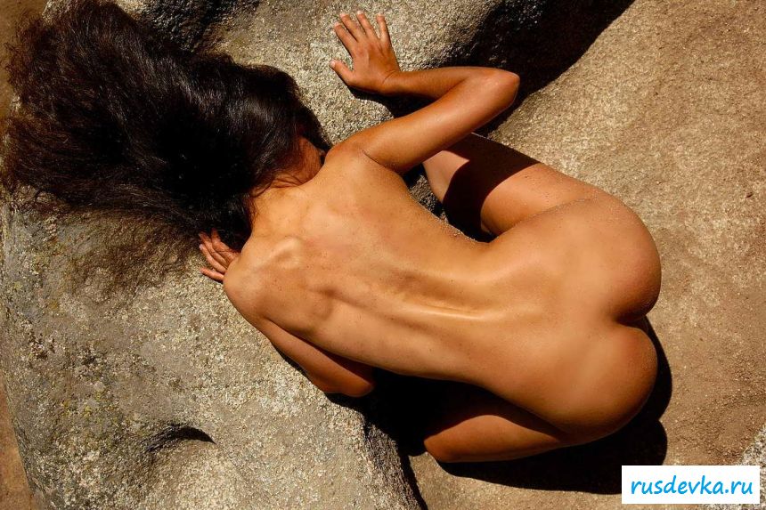 Маленькая грудь раздетой испанки на природе (60 фото эротики)