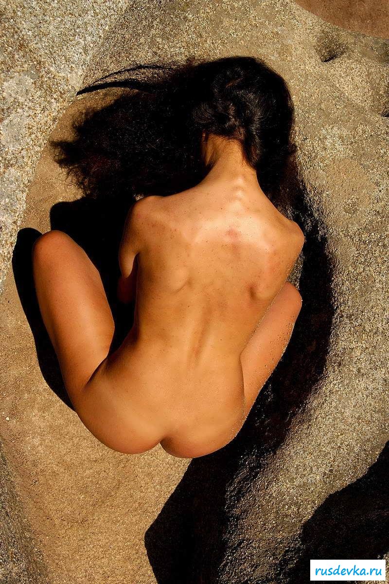 Маленькая грудь раздетой испанки на природе (60 фото эротики)