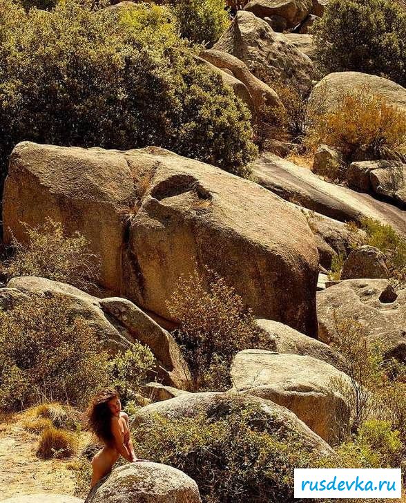 Маленькая грудь раздетой испанки на природе (60 фото эротики)