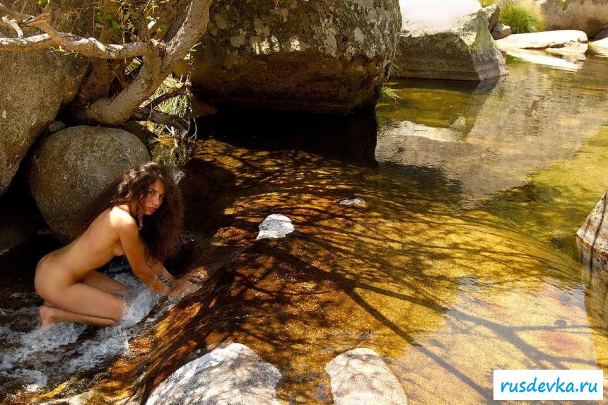 Маленькая грудь раздетой испанки на природе (60 фото эротики)