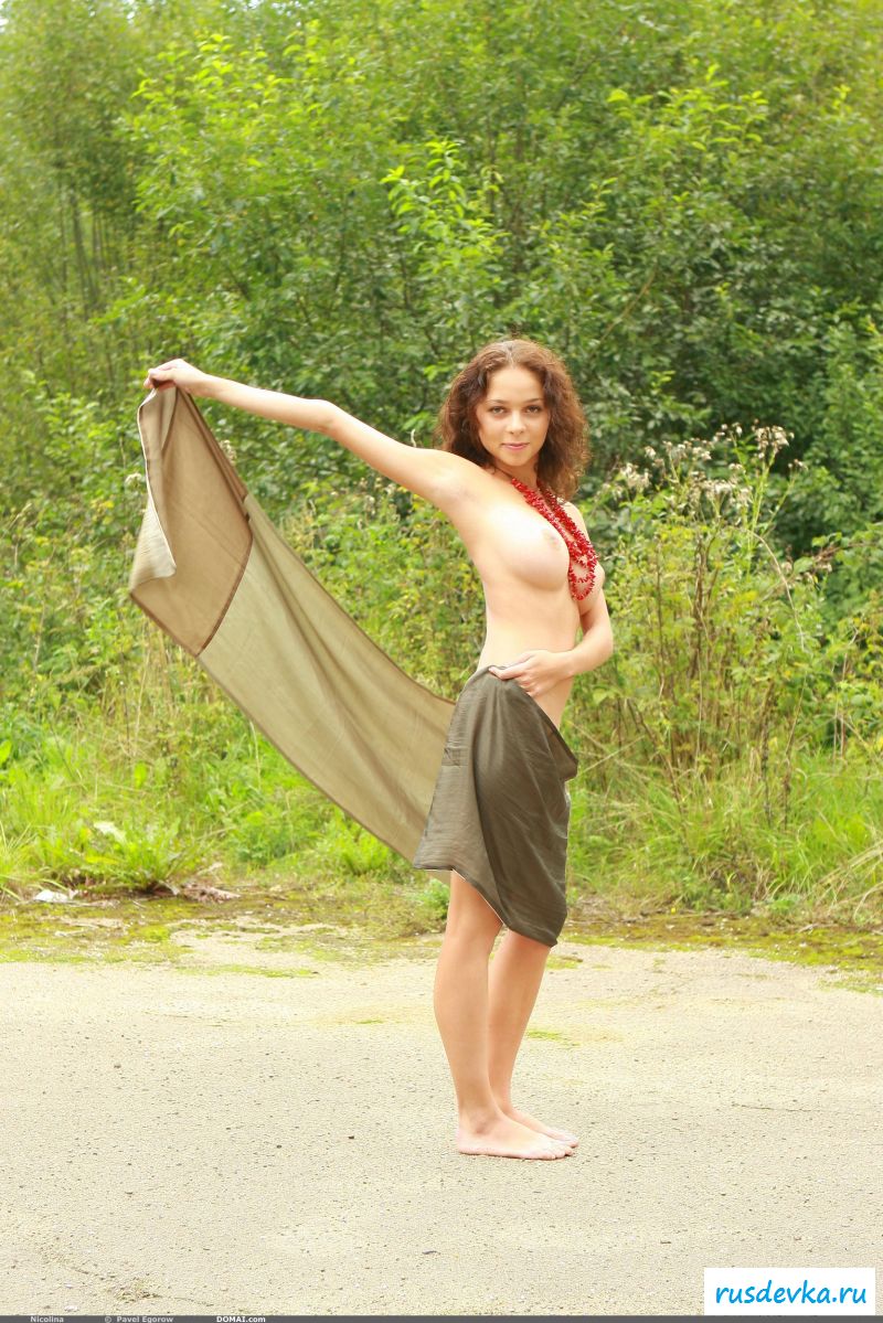 Веселая барышня показывает голое тело