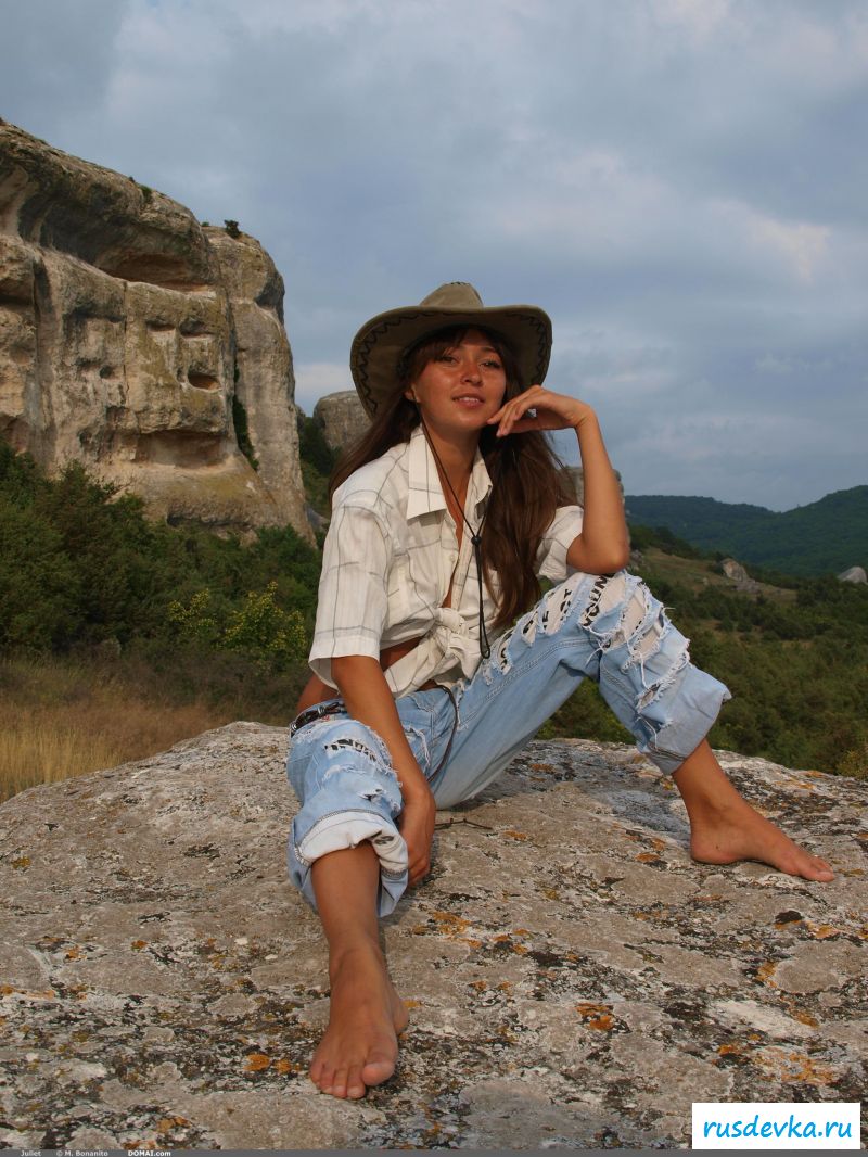 Голые фото загорелой туристки из России