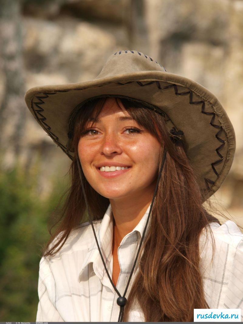 Голые фото загорелой туристки из России