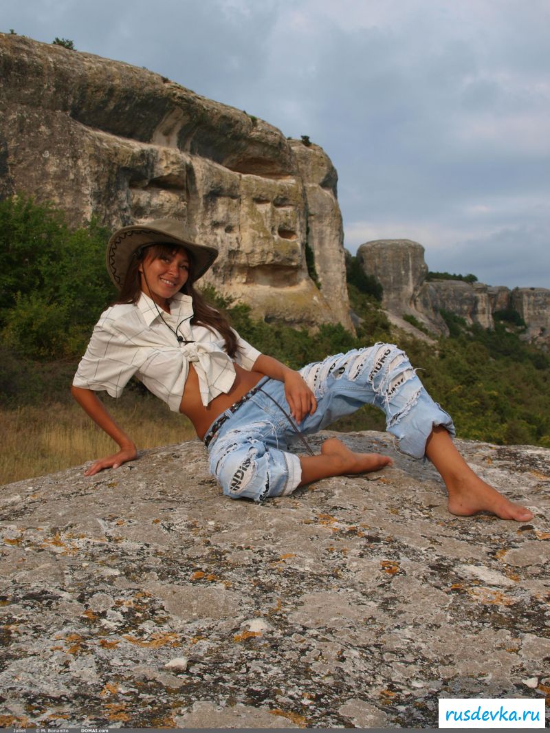 Голые фото загорелой туристки из России