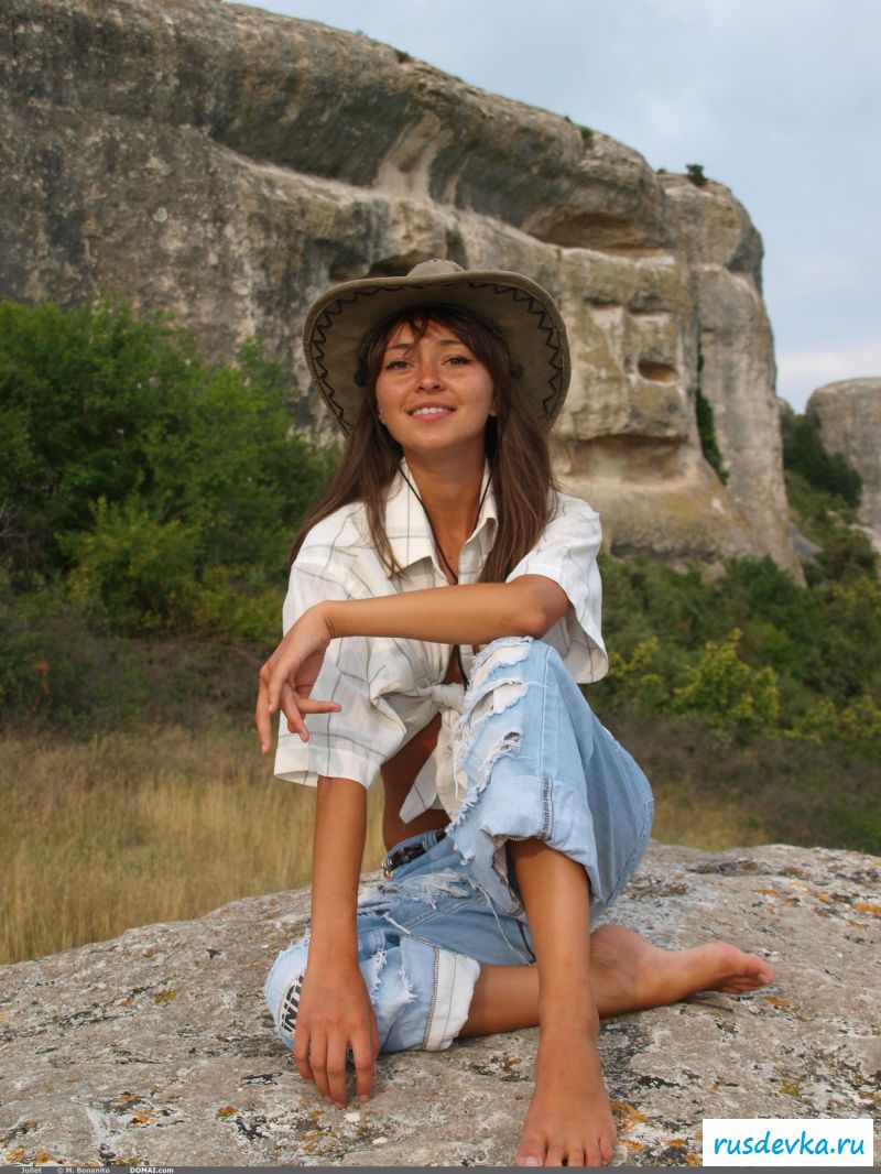 Голые фото загорелой туристки из России