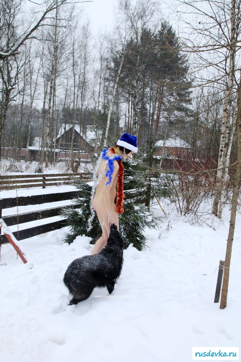 Страстная брюнетка разделась возле новогодней елочки