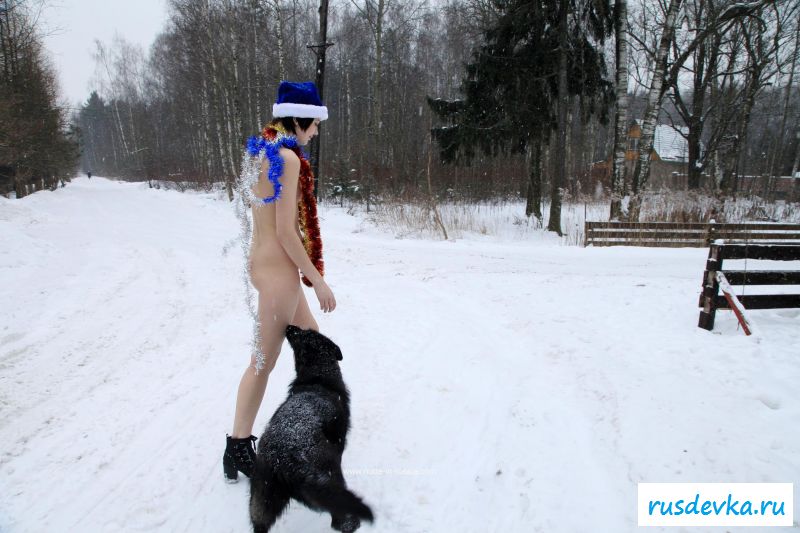 Страстная брюнетка разделась возле новогодней елочки