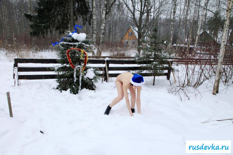 Страстная брюнетка разделась возле новогодней елочки