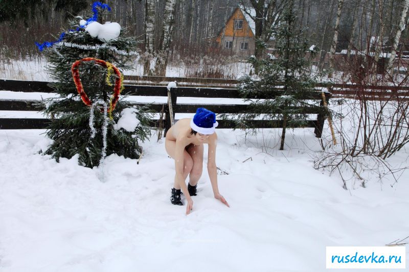 Страстная брюнетка разделась возле новогодней елочки