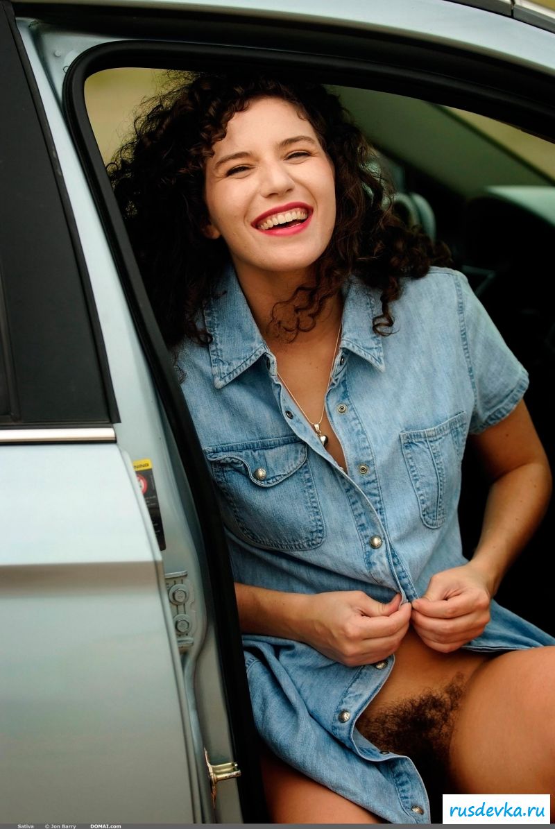 Голая пизда кудрявой российской девушки