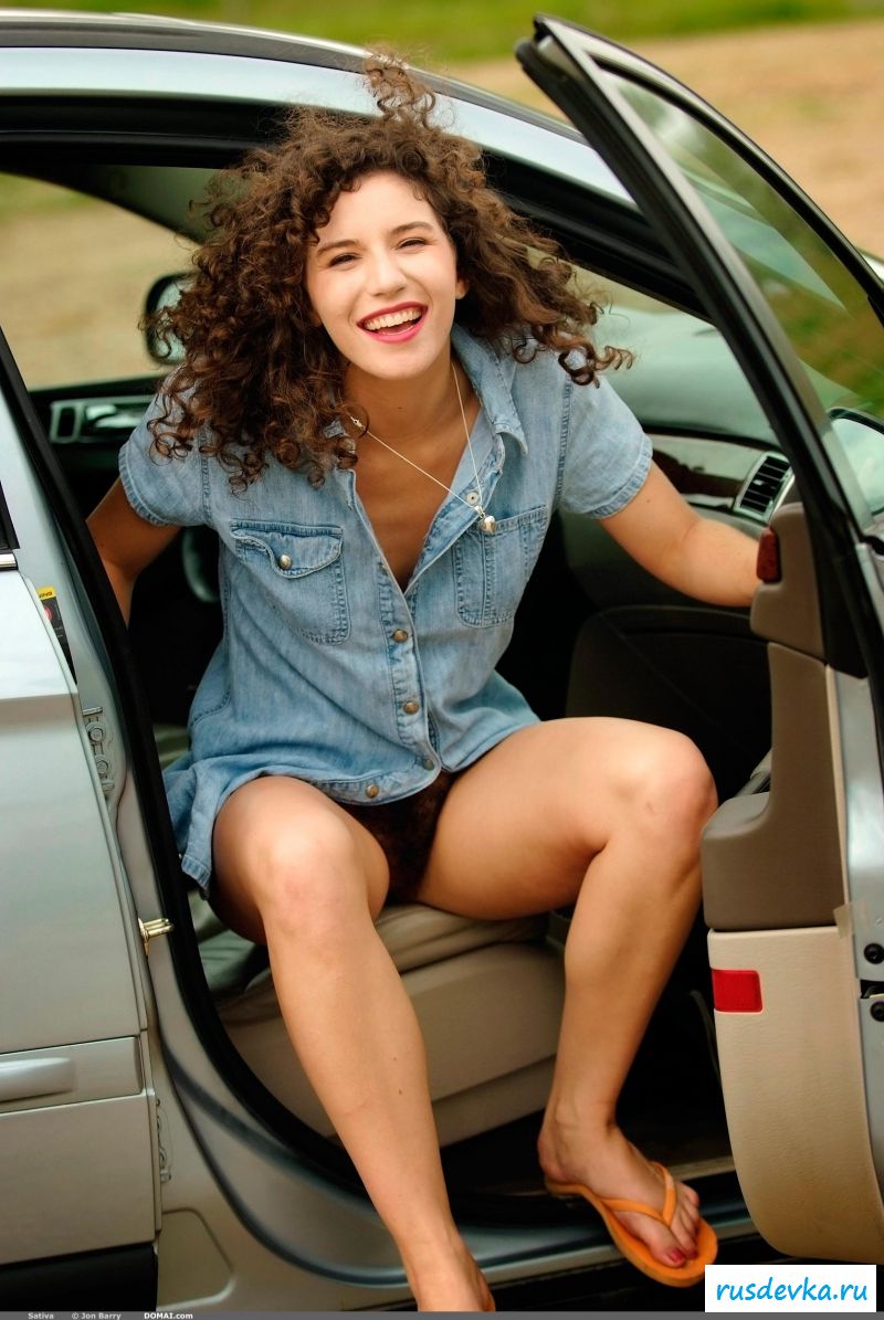 Голая пизда кудрявой российской девушки