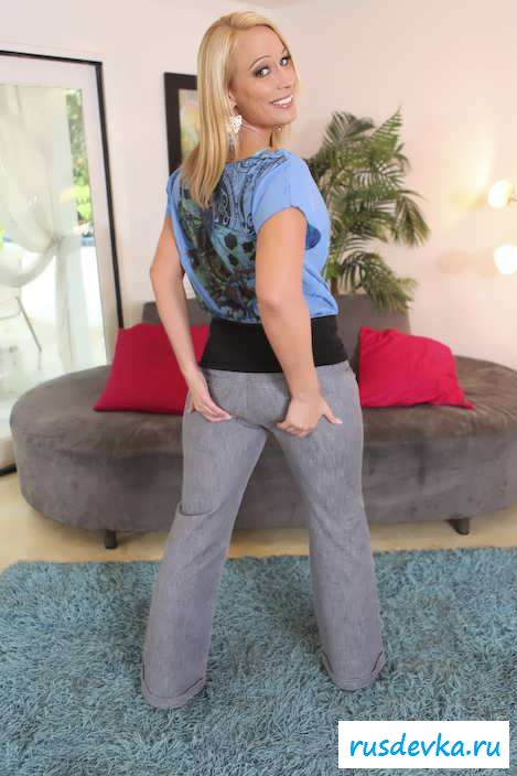 Обнаженные большие буфера блондинки на диване (69 фото эротики)