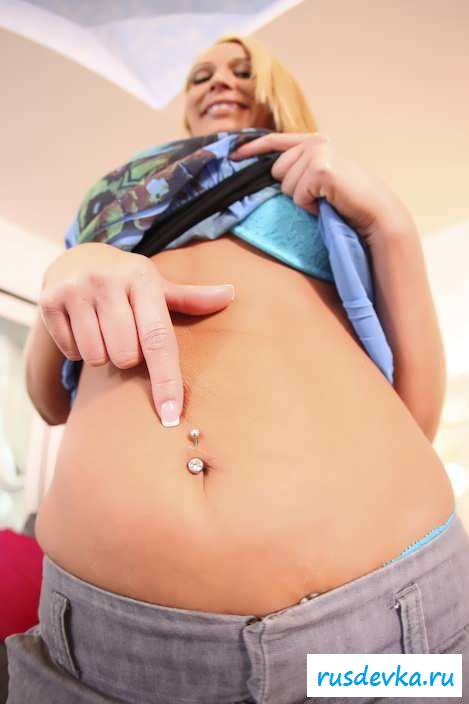 Обнаженные большие буфера блондинки на диване (69 фото эротики)