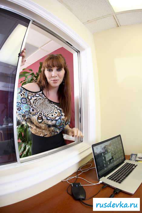 Эротика дамы с раздолбанной мандой на столе (74 фото)