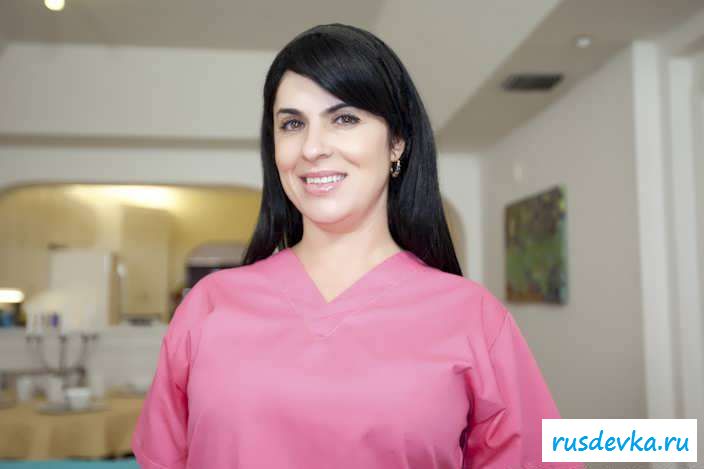 Раздетая буферистая дамы позирует на столе (37 фото эротики)