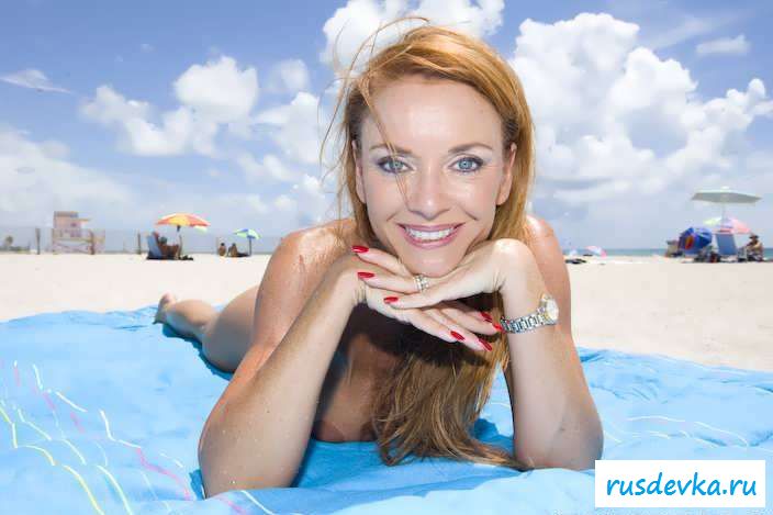 Эротика женщины с огромными сисяндрами на пляже (46 фото)