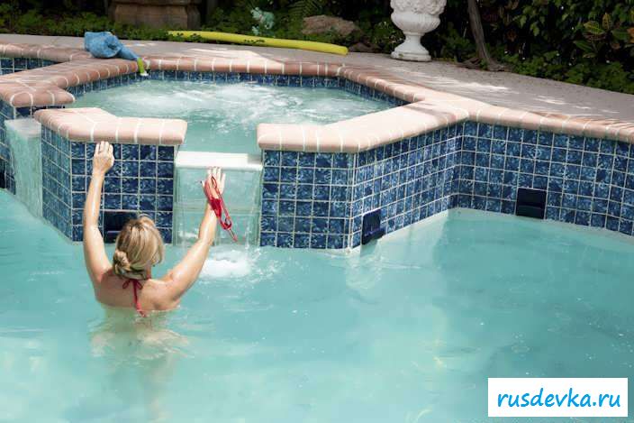 Раздетая тетка нежится в джакузи (52 фото эротики)