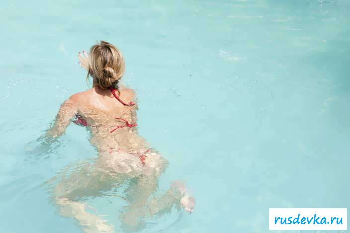 Раздетая тетка нежится в джакузи (52 фото эротики)