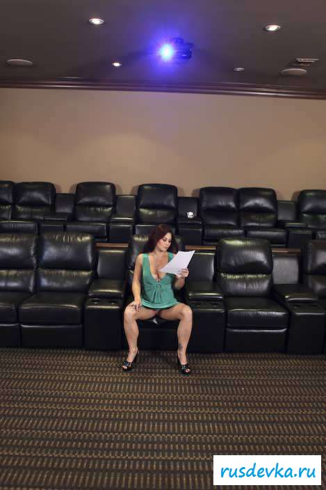 Раздетая спелая попа длинноволосой девушки (40 фото эротики)