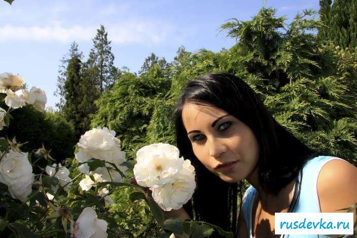 Раздетая девка с бритой пилоткой на лестнице (37 фото эротики)