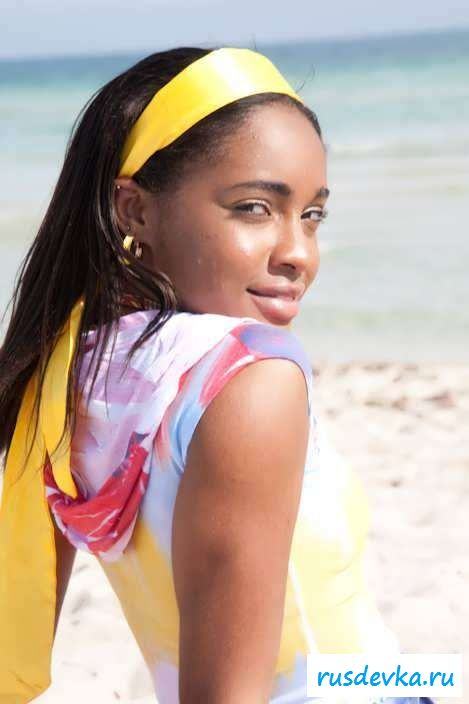 Голые бразильская девушка развратничает у бассейна (54 фото эротики)