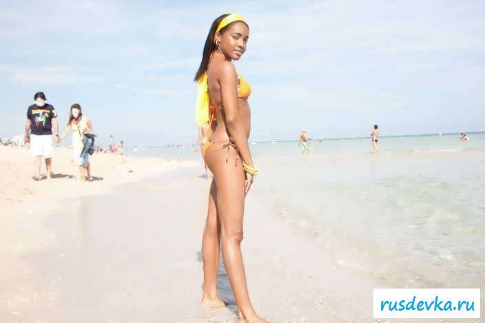 Голые бразильская девушка развратничает у бассейна (54 фото эротики)