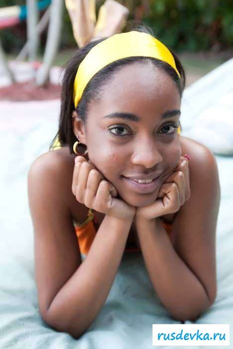 Голые бразильская девушка развратничает у бассейна (54 фото эротики)